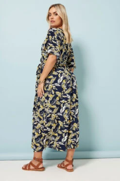 YOURS Curve Robe Portefeuille Mi-longue Bleu Marine à Imprimé Feuilles 9 YOURS Curve Robe Portefeuille Mi-longue Bleu Marine à Imprimé Feuilles -Evans Boutique d407d221 0683 4b 304065 C