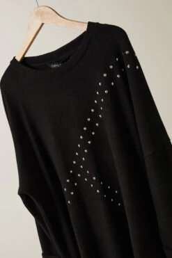 EVANS Curve Black Stud Longline Jumper -Evans Boutique d4f8547d 2b5a 42 615672 P1