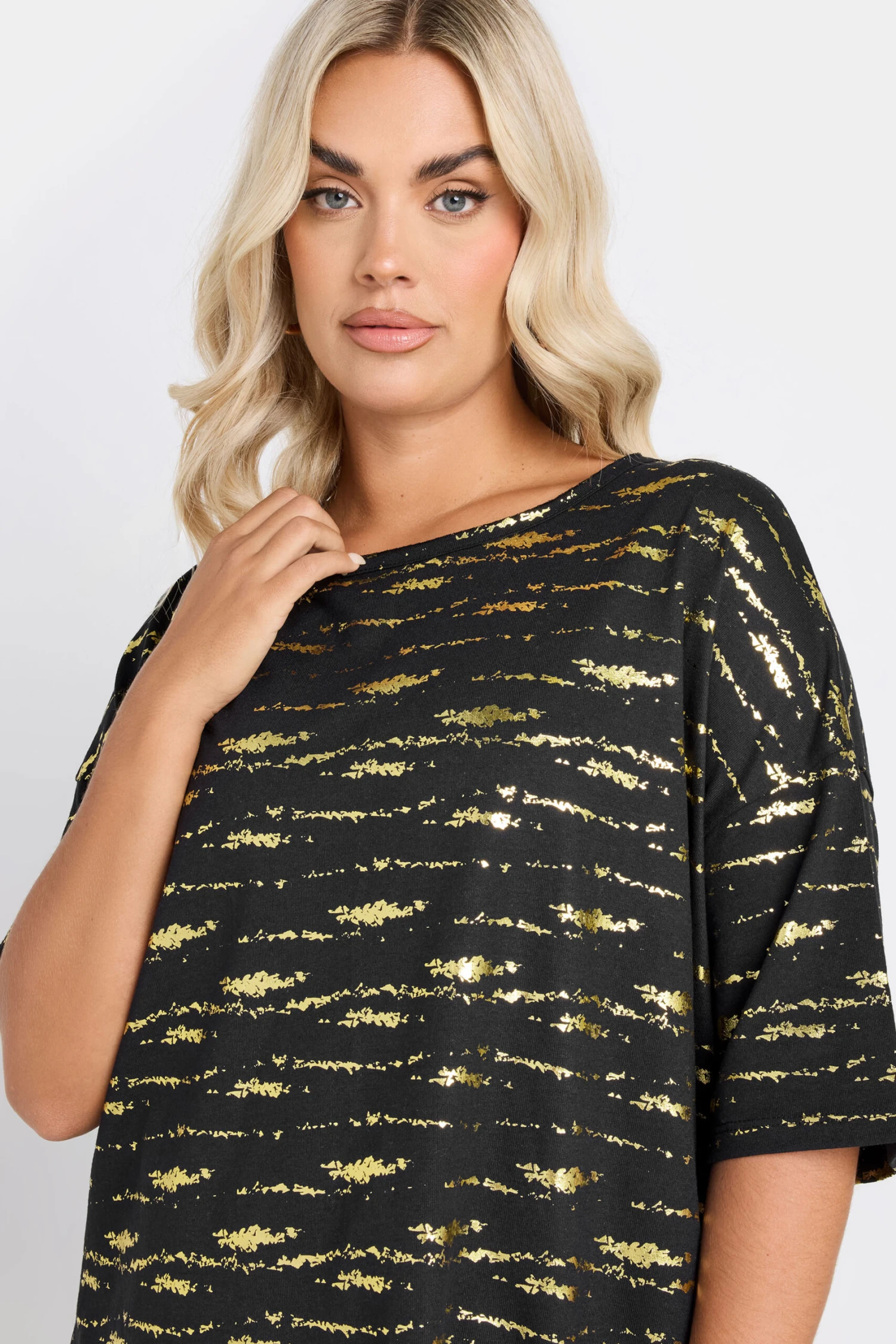 YOURS - Top Noir & Doré Texturé Alluminium 6 YOURS - Top Noir & Doré Texturé Alluminium – Image 4