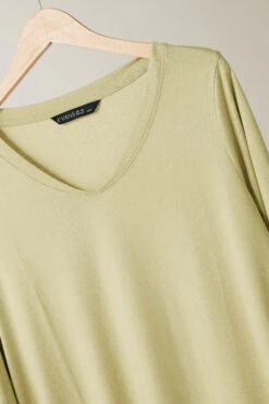 EVANS - Top Crème Encolure En V Manches Longues 13 EVANS - Top Crème Encolure En V Manches Longues -Evans Boutique d57b8648 b03f 40 615723 P1