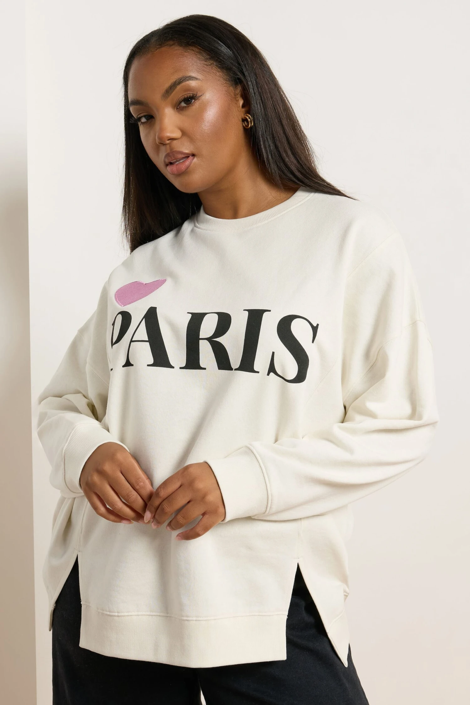 YOURS Curve Sweat-shirt Crème « Paris » Cœur 4 YOURS Curve Sweat-shirt Crème « Paris » Cœur – Image 2