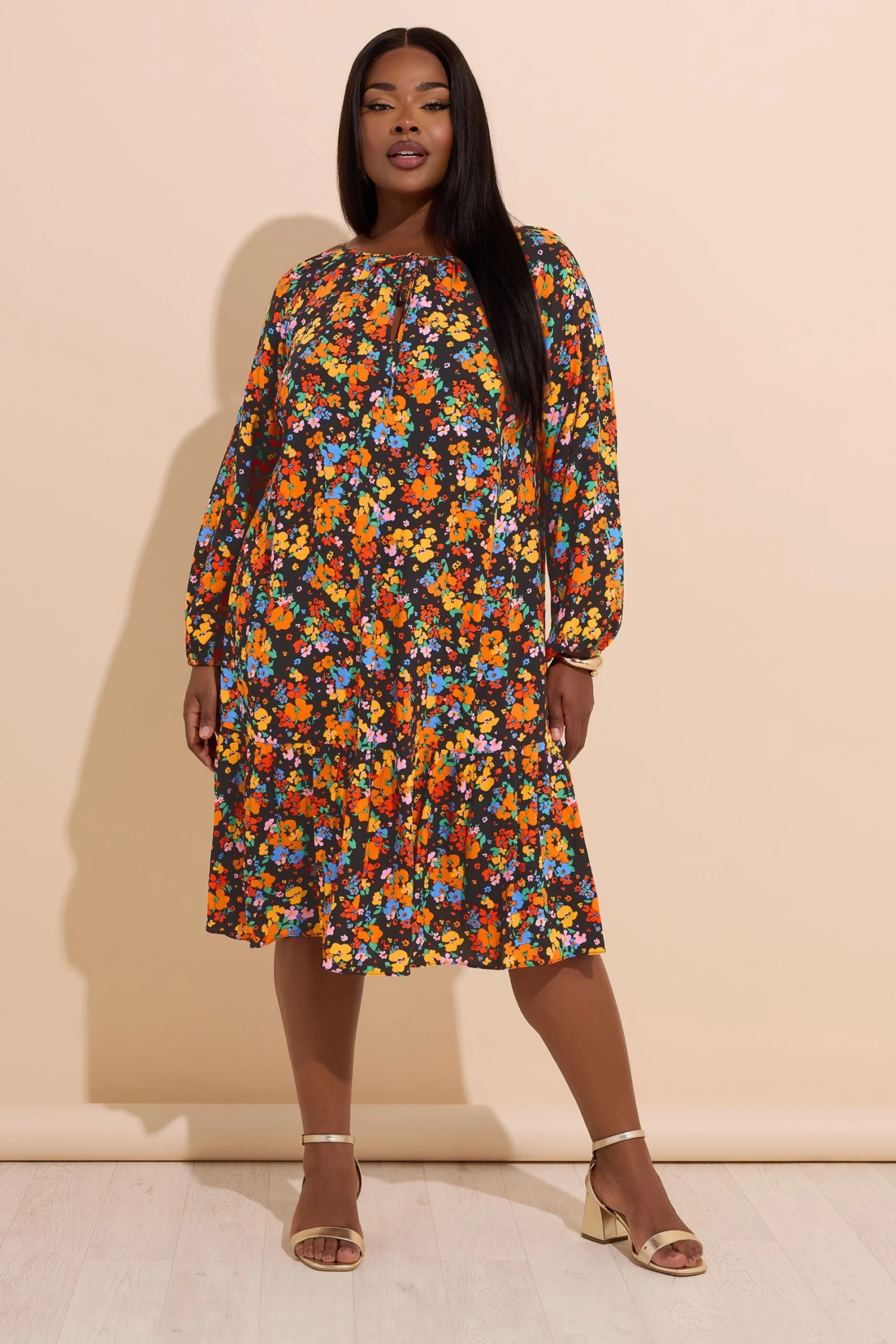 YOURS Curve Robe Mi-longue Noire Et Orange à Fleurs Et Col Noué 3 YOURS Curve Robe Mi-longue Noire Et Orange à Fleurs Et Col Noué