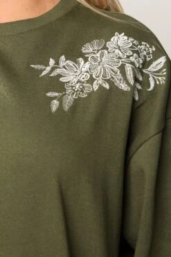 YOURS - Sweat-shirt Brodé Vert Kaki -Evans Boutique dac6427e 37c7 46 126782 E