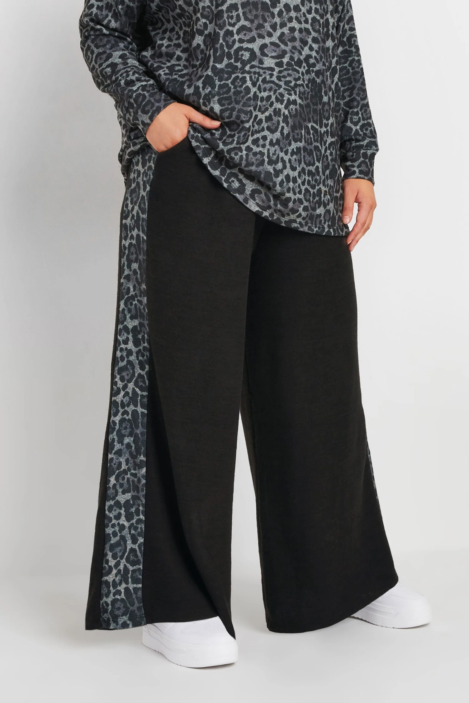 YOURS - Pantalon Noir Wide Leg Design Léopard 4 YOURS - Pantalon Noir Wide Leg Design Léopard – Image 2