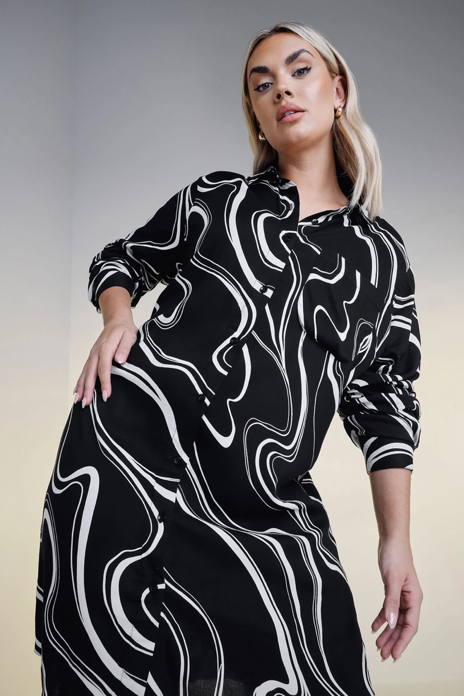 YOURS - Chemisier Long Noir & Blanc Tourbillons 4 YOURS - Chemisier Long Noir & Blanc Tourbillons – Image 2