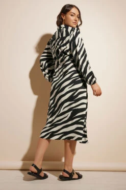 YOURS - Robe-Chemisier Noir & Crème Zébré Manches Longues 10 YOURS - Robe-Chemisier Noir & Crème Zébré Manches Longues -Evans Boutique dc122fb9 502d 4c 137954 D