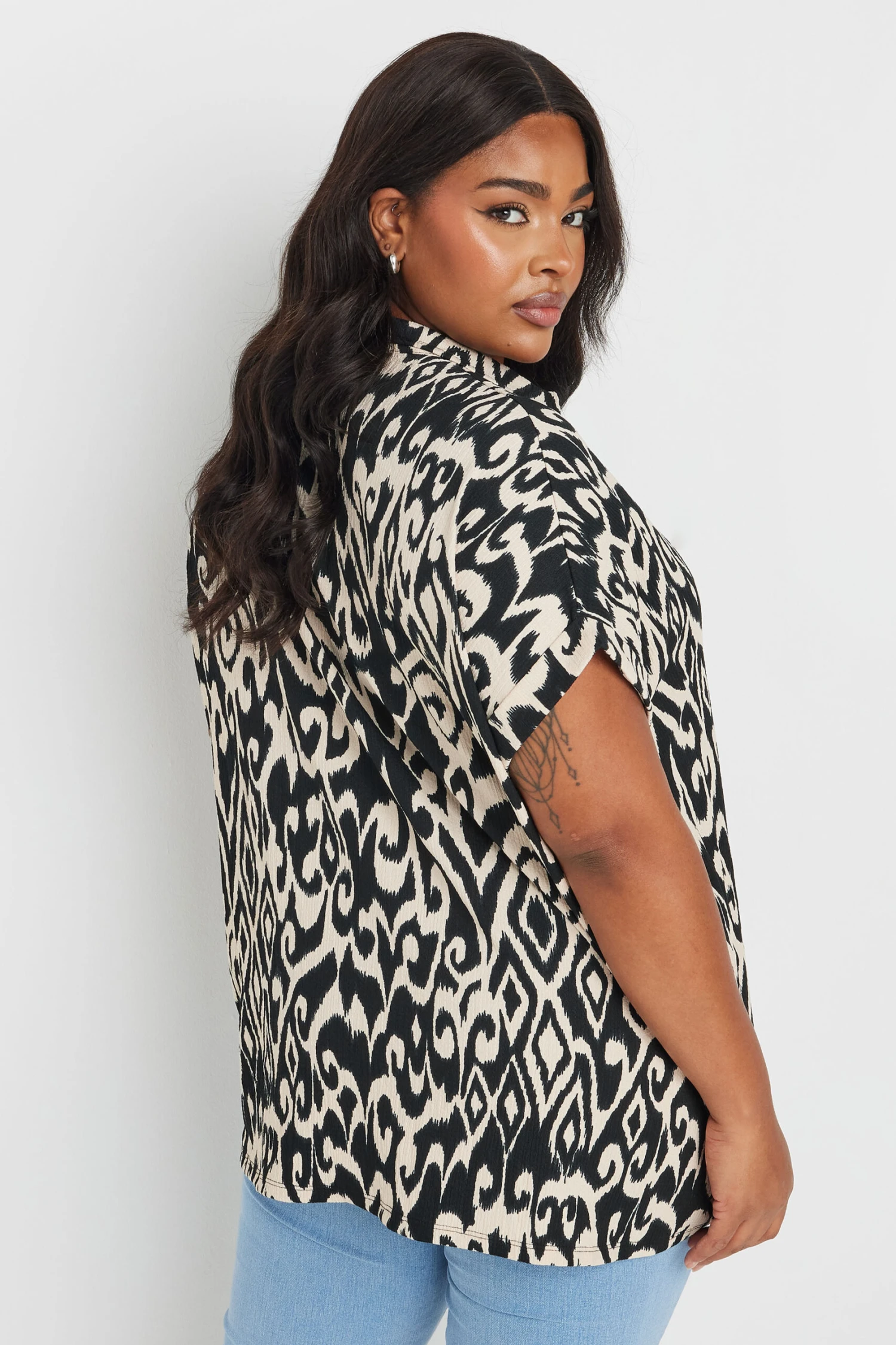 YOURS - Chemisier Plissé Noir & Crème Design Abstrait 6 YOURS - Chemisier Plissé Noir & Crème Design Abstrait – Image 4