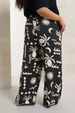 YOURS - Pantalon Wide Leg Noir Abstrait En Sergé 8 YOURS - Pantalon Wide Leg Noir Abstrait En Sergé -Evans Boutique dc5d6e70 4296 40 310096 C