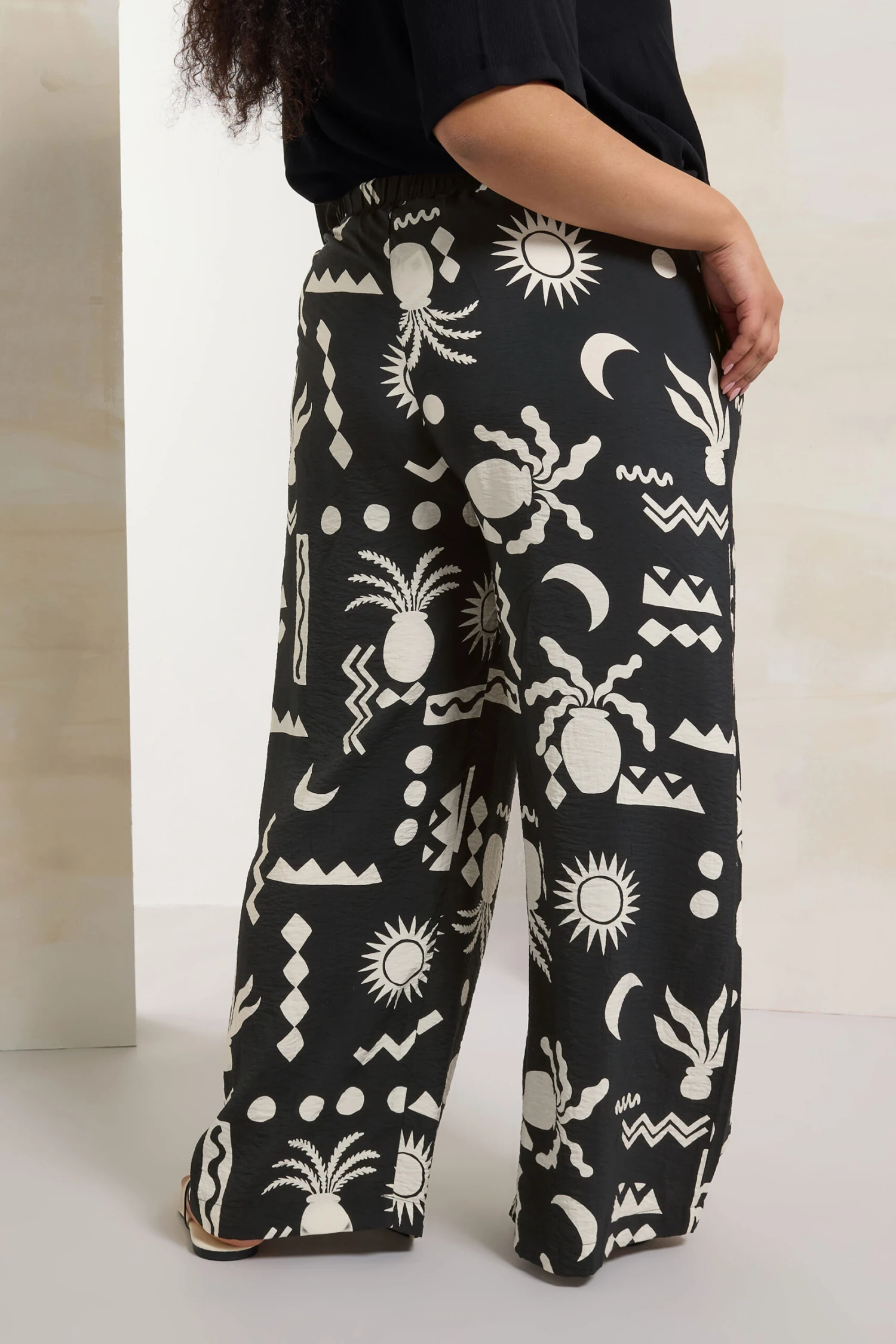 YOURS - Pantalon Wide Leg Noir Abstrait En Sergé 4 YOURS - Pantalon Wide Leg Noir Abstrait En Sergé – Image 2
