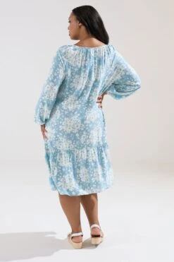 YOURS Curve Robe Mi-longue Bleu Clair à Fleurs Et Col Noué 9 YOURS Curve Robe Mi-longue Bleu Clair à Fleurs Et Col Noué -Evans Boutique dd8da51b 159f 40 175231 C
