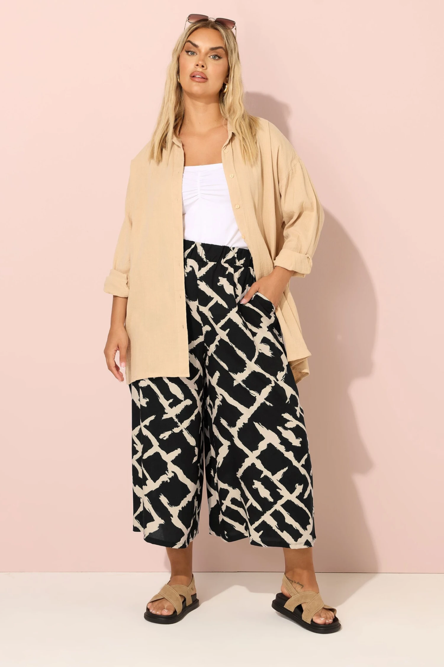 YOURS Curve Pantalon Large Court Noir Abstrait YOURS Curve 4 YOURS Curve Pantalon Large Court Noir Abstrait YOURS Curve – Image 2