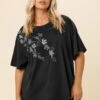 YOURS - Top Oversize Noir Floral Manches Courtes 2 YOURS - Top Oversize Noir Floral Manches Courtes -Evans Boutique ddb47479 052c 4e 322379 A