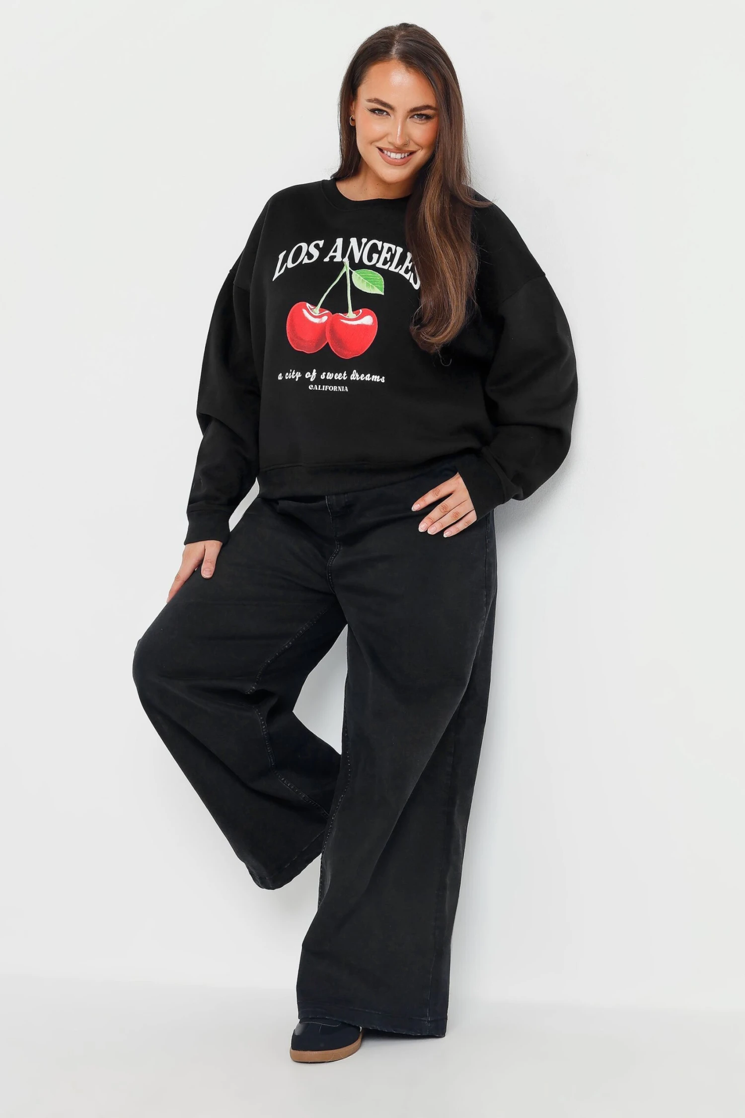 YOURS - Sweatshirt Noir 'Los Angeles' Cerises Manches Longues 5 YOURS - Sweatshirt Noir 'Los Angeles' Cerises Manches Longues – Image 3