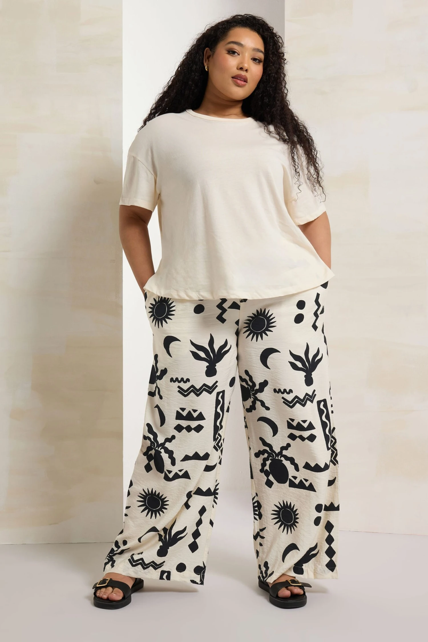 YOURS - Pantalon Wide Leg Crème & Noir Abstrait En Sergé 4 YOURS - Pantalon Wide Leg Crème & Noir Abstrait En Sergé – Image 2