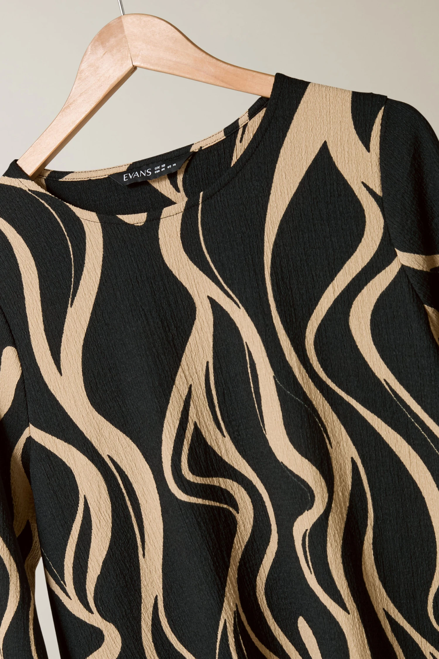 EVANS Curve Black Linear Print Jersey Crepe Top 8 EVANS Curve Black Linear Print Jersey Crepe Top – Image 6