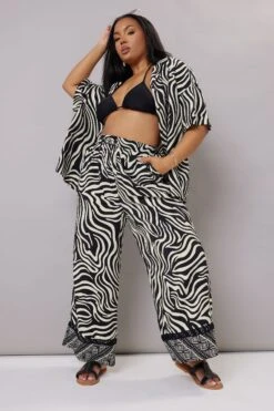 YOURS - Chemisier Noir & Blanc Zébré Manches Courtes 9 YOURS - Chemisier Noir & Blanc Zébré Manches Courtes -Evans Boutique dea1d0dc 063f 48 330684 C