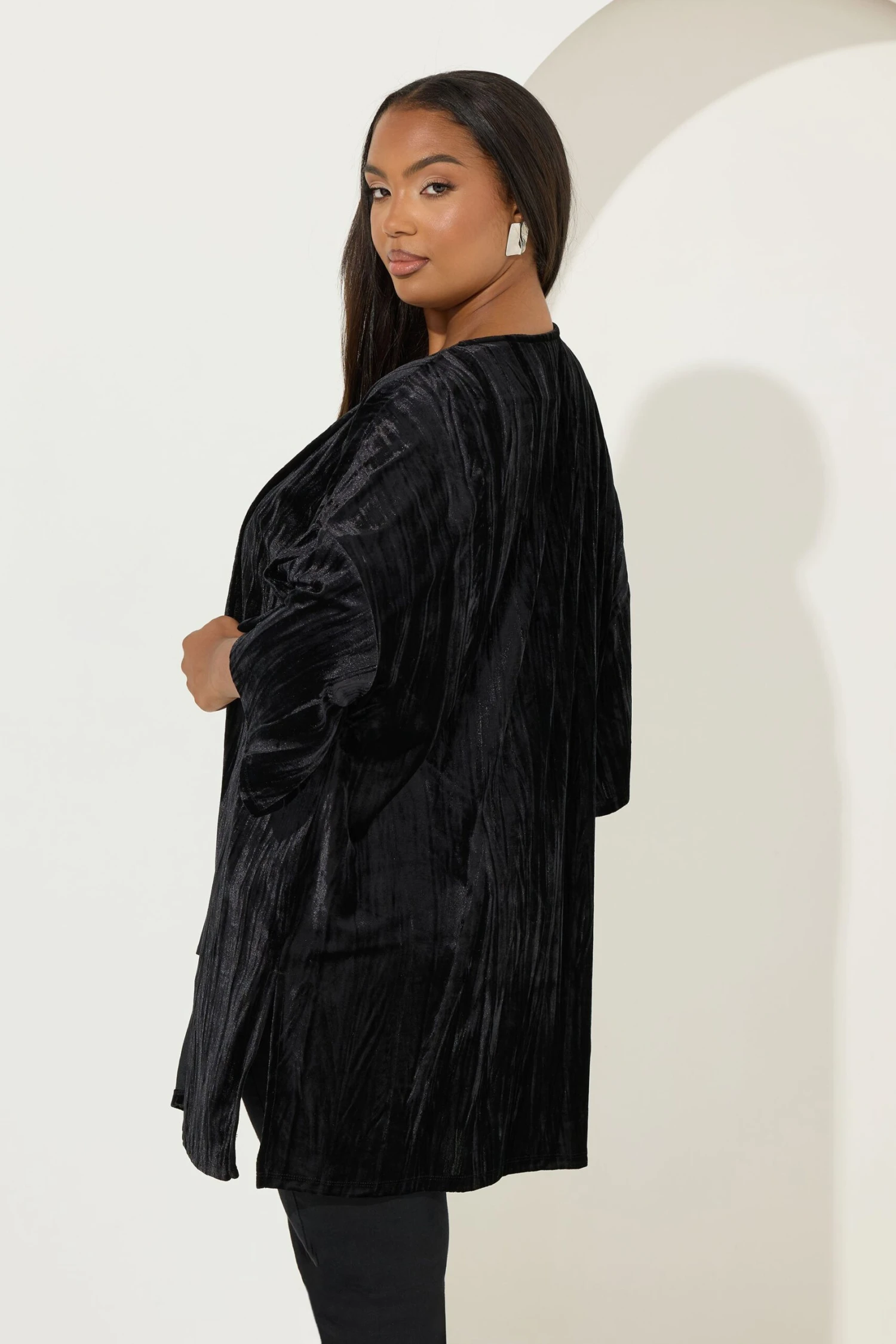 YOURS Curve Cardigan Kimono En Velours écrasé Noir 8 YOURS Curve Cardigan Kimono En Velours écrasé Noir – Image 6