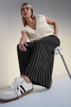 YOURS - Pantalon à Pince Noir Coupe Wide Leg -Evans Boutique df23a240 8b83 4a 280523 L4 140064 L2