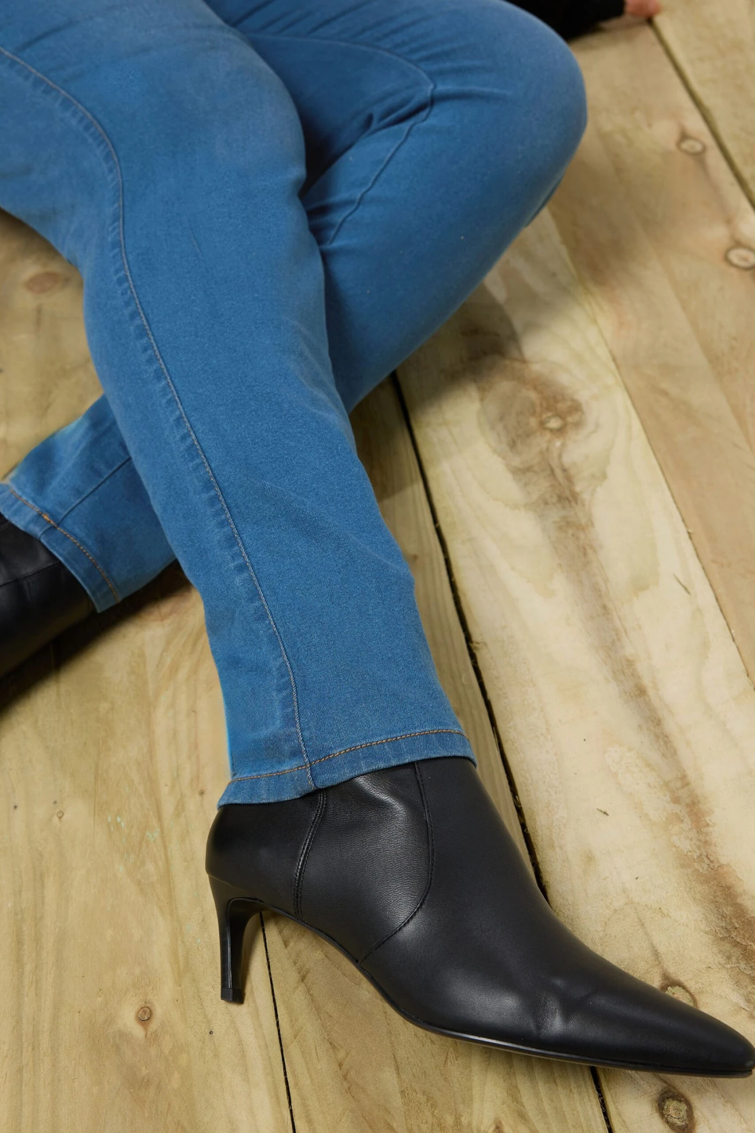 EVANS Curve Blue Midwash High Waisted Skinny Jeans 4 EVANS Curve Blue Midwash High Waisted Skinny Jeans – Image 2