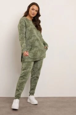 YOURS Curve Sweat-shirt à Poche Abstrait Vert 8 YOURS Curve Sweat-shirt à Poche Abstrait Vert -Evans Boutique e1408fd6 2a81 49 304046 B