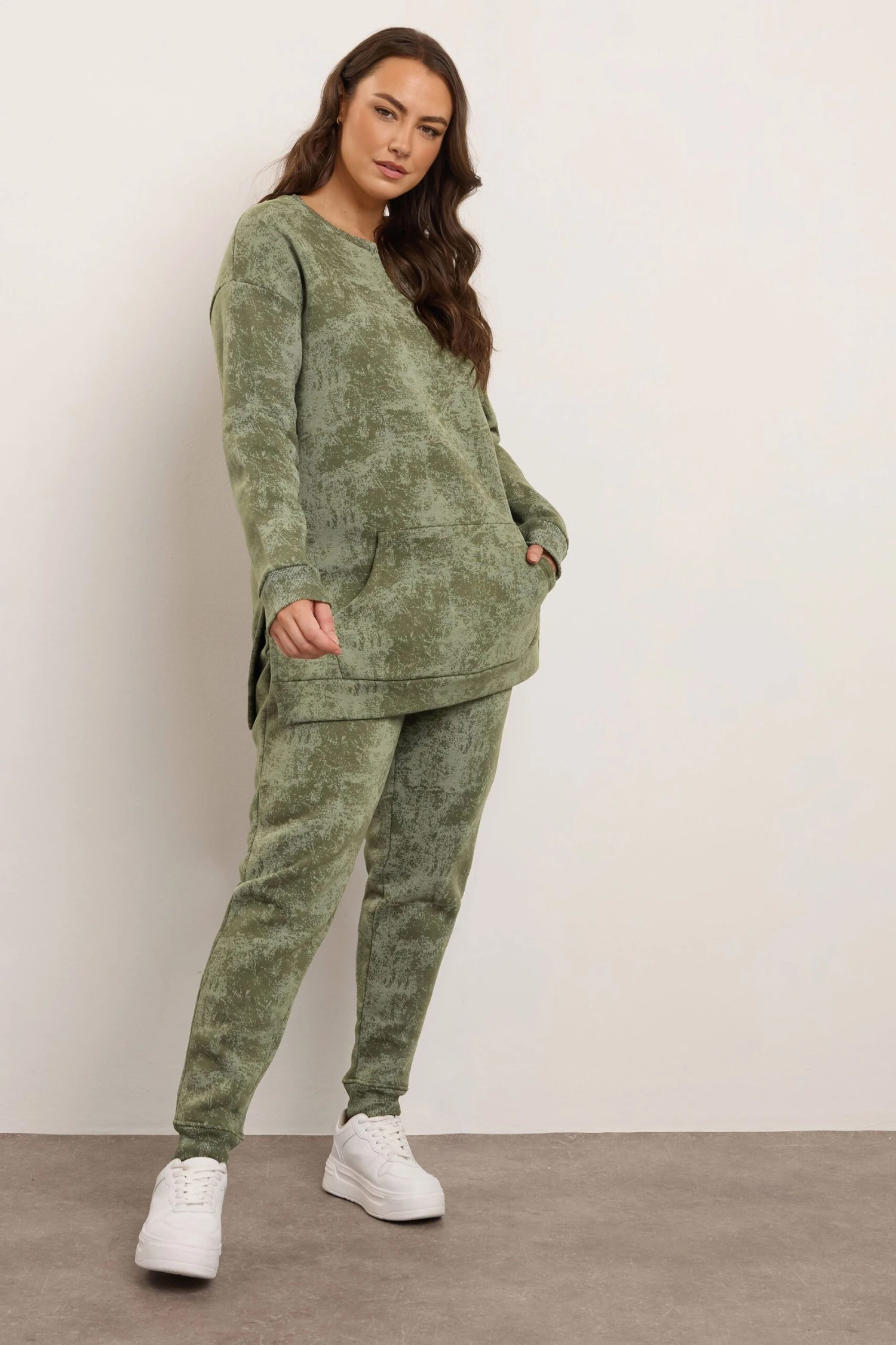 YOURS Curve Sweat-shirt à Poche Abstrait Vert 4 YOURS Curve Sweat-shirt à Poche Abstrait Vert – Image 2