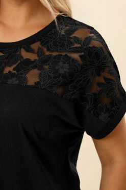 YOURS - Top Noir Encolure Filet Design Floral -Evans Boutique e16e7e98 c944 47 321125 D
