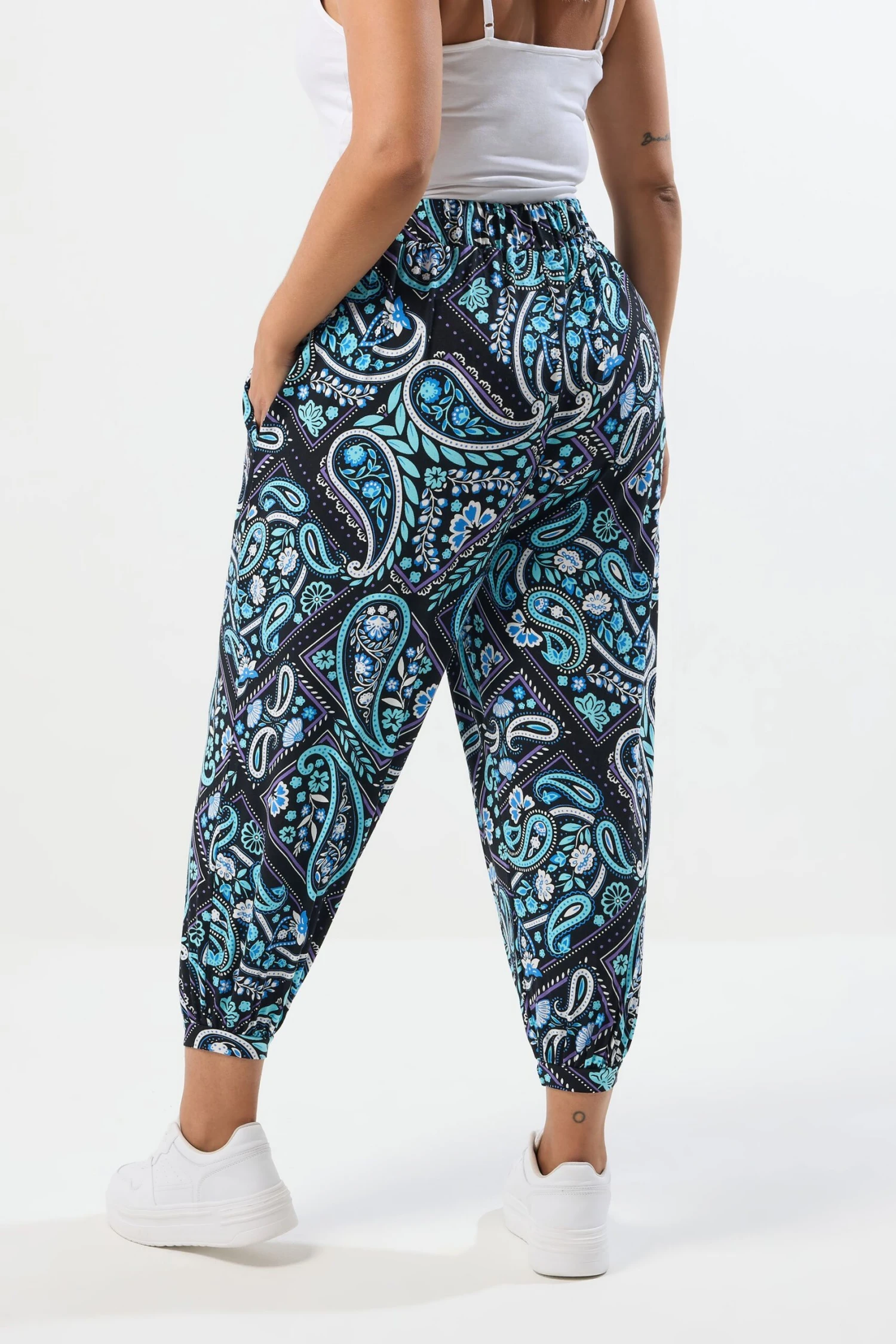 YOURS Curve Pantalon Sarouel Bleu à Imprimé Cachemire 5 YOURS Curve Pantalon Sarouel Bleu à Imprimé Cachemire – Image 3