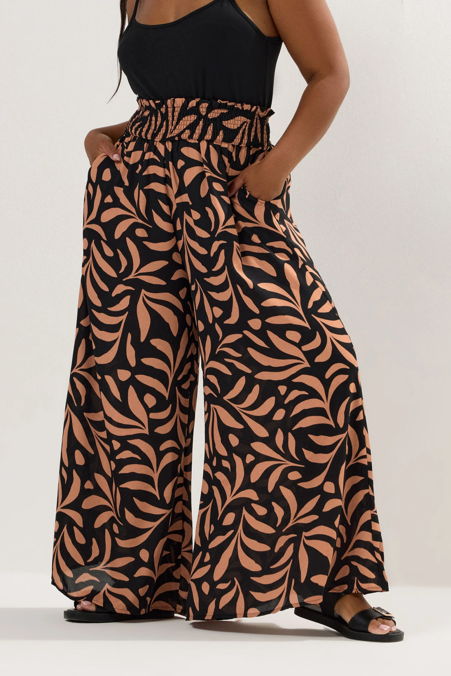 YOURS Curve Pantalon Noir à Taille Froncée En Feuilles De Palmier 3 YOURS Curve Pantalon Noir à Taille Froncée En Feuilles De Palmier