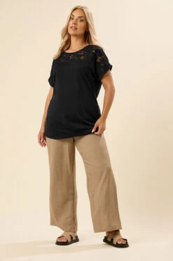 YOURS - Top Noir Encolure Filet Design Floral -Evans Boutique e4033599 2078 4a 321125 B