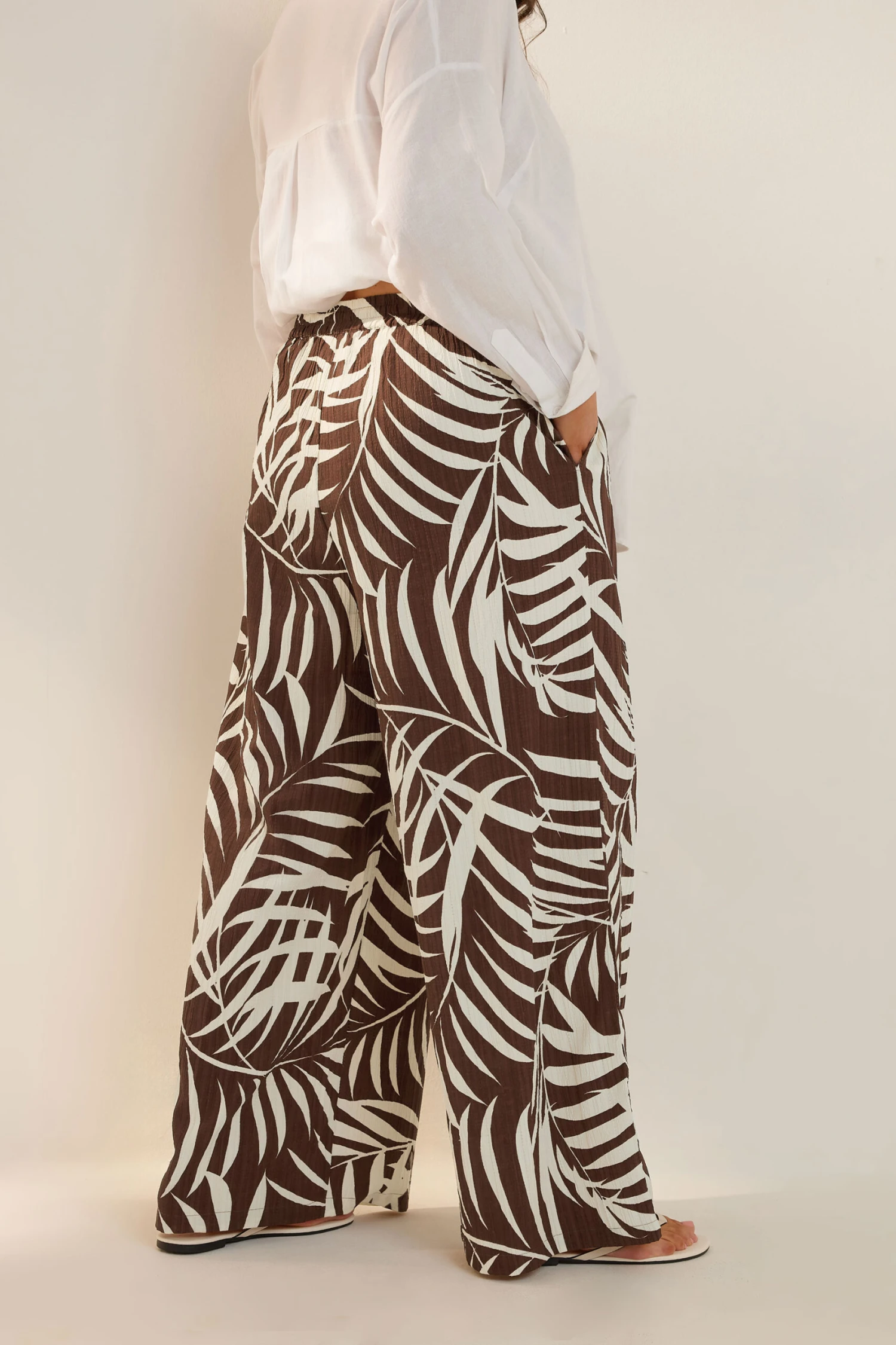 YOURS - Pantalon Wide Leg Marron Texturé Feuilles à Poches 5 YOURS - Pantalon Wide Leg Marron Texturé Feuilles à Poches – Image 3