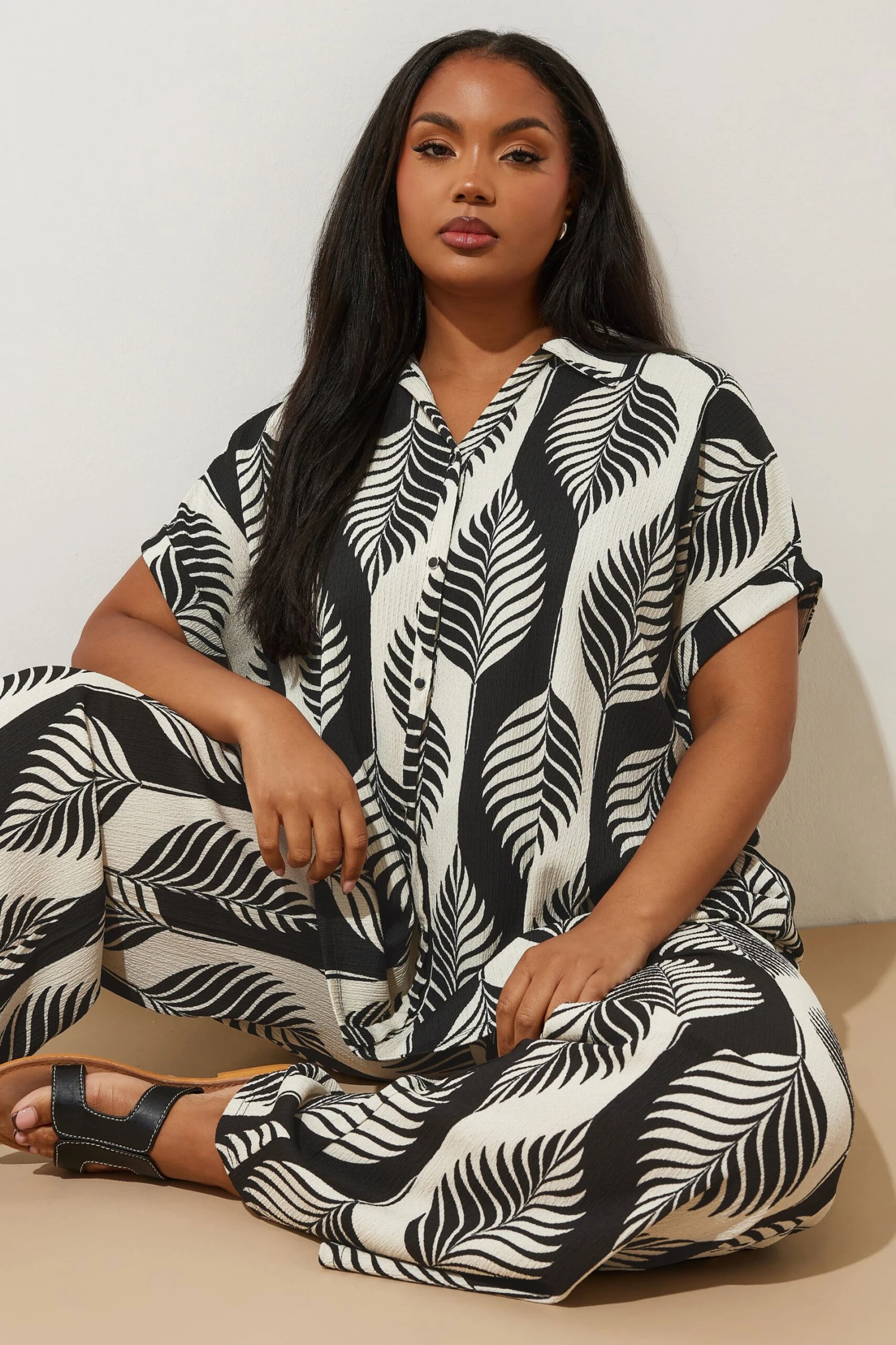 YOURS - Chemisier Noir & Blanc Texturé Feuilles Manches Courtes 4 YOURS - Chemisier Noir & Blanc Texturé Feuilles Manches Courtes – Image 2