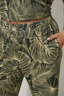 LIMITED COLLECTION - Pantalon Vert Wide Leg Feuilles De Palmiers -Evans Boutique e6ead52d d660 42 216566 D