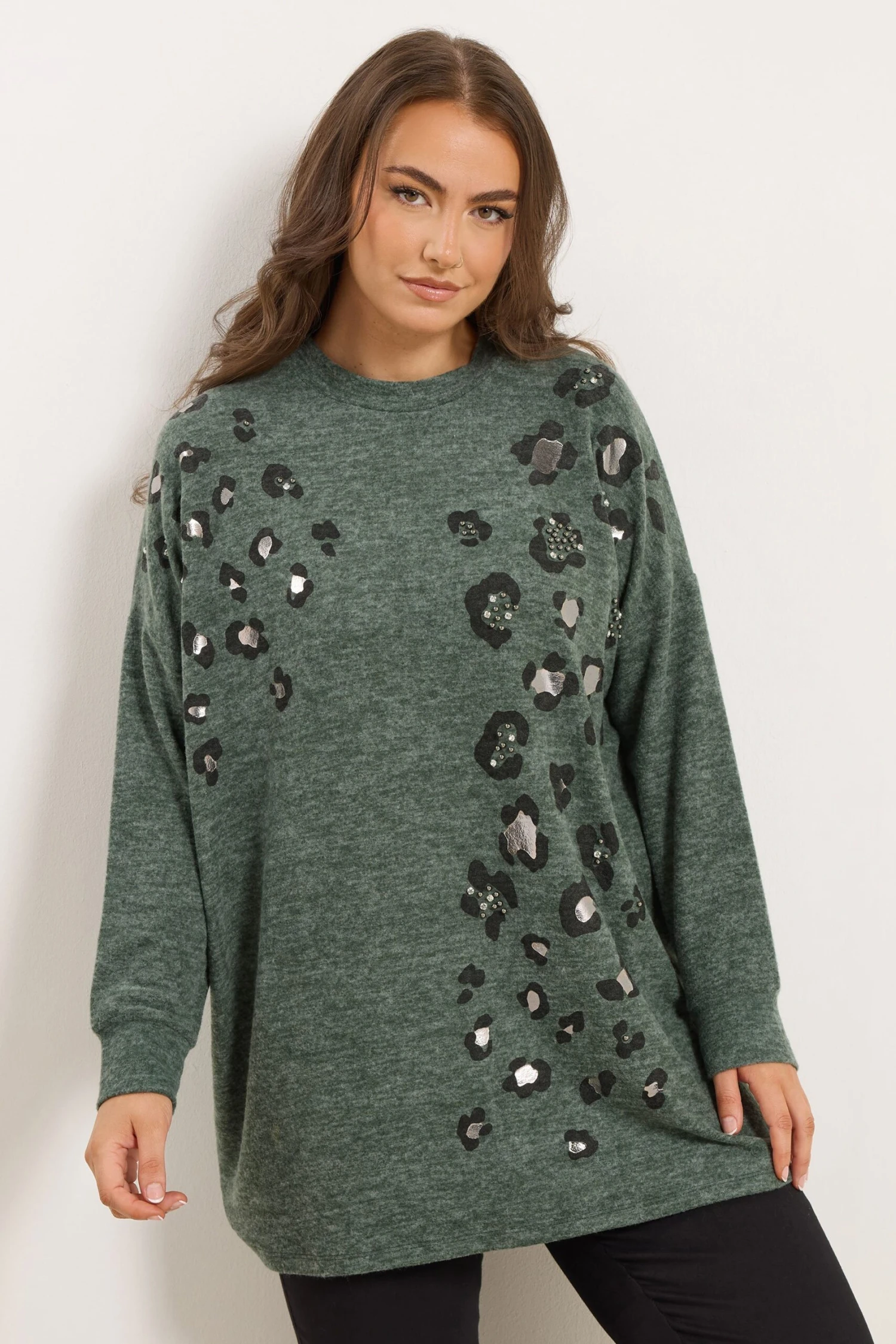 YOURS Curve Pull Clouté à Imprimé Léopard Vert 3 YOURS Curve Pull Clouté à Imprimé Léopard Vert