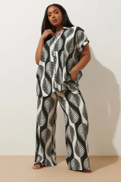 YOURS - Chemisier Noir & Blanc Texturé Feuilles Manches Courtes 10 YOURS - Chemisier Noir & Blanc Texturé Feuilles Manches Courtes -Evans Boutique e74a5755 6c2c 40 322494 B