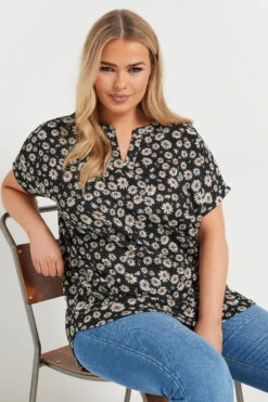 YOURS - Top Noir Texturé Pâquerettes Manches Courtes 10 YOURS - Top Noir Texturé Pâquerettes Manches Courtes -Evans Boutique e79b94a7 a3c3 45 322306 D