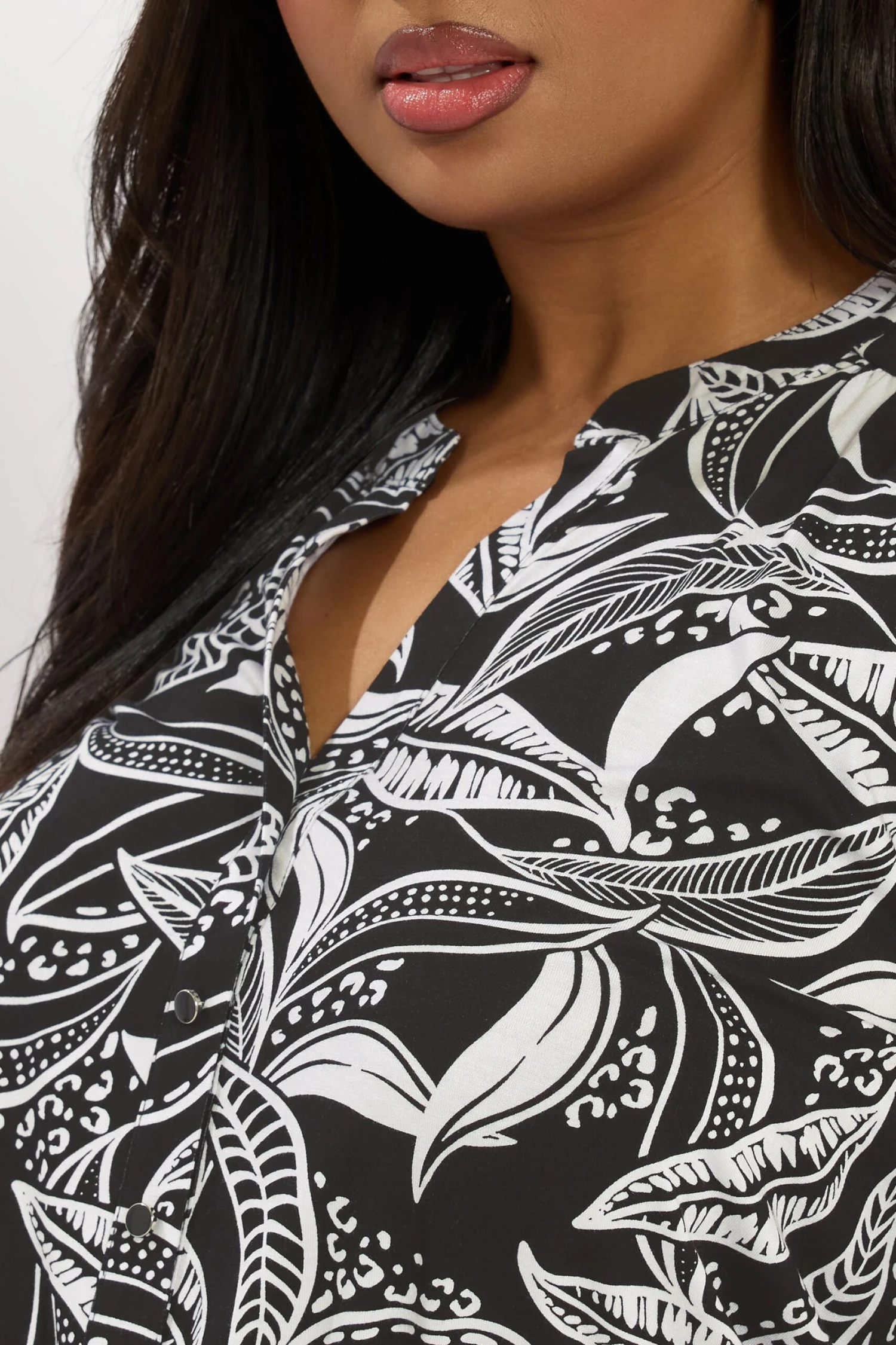 YOURS - Top Volanté Noir Abstrait 6 YOURS - Top Volanté Noir Abstrait – Image 4