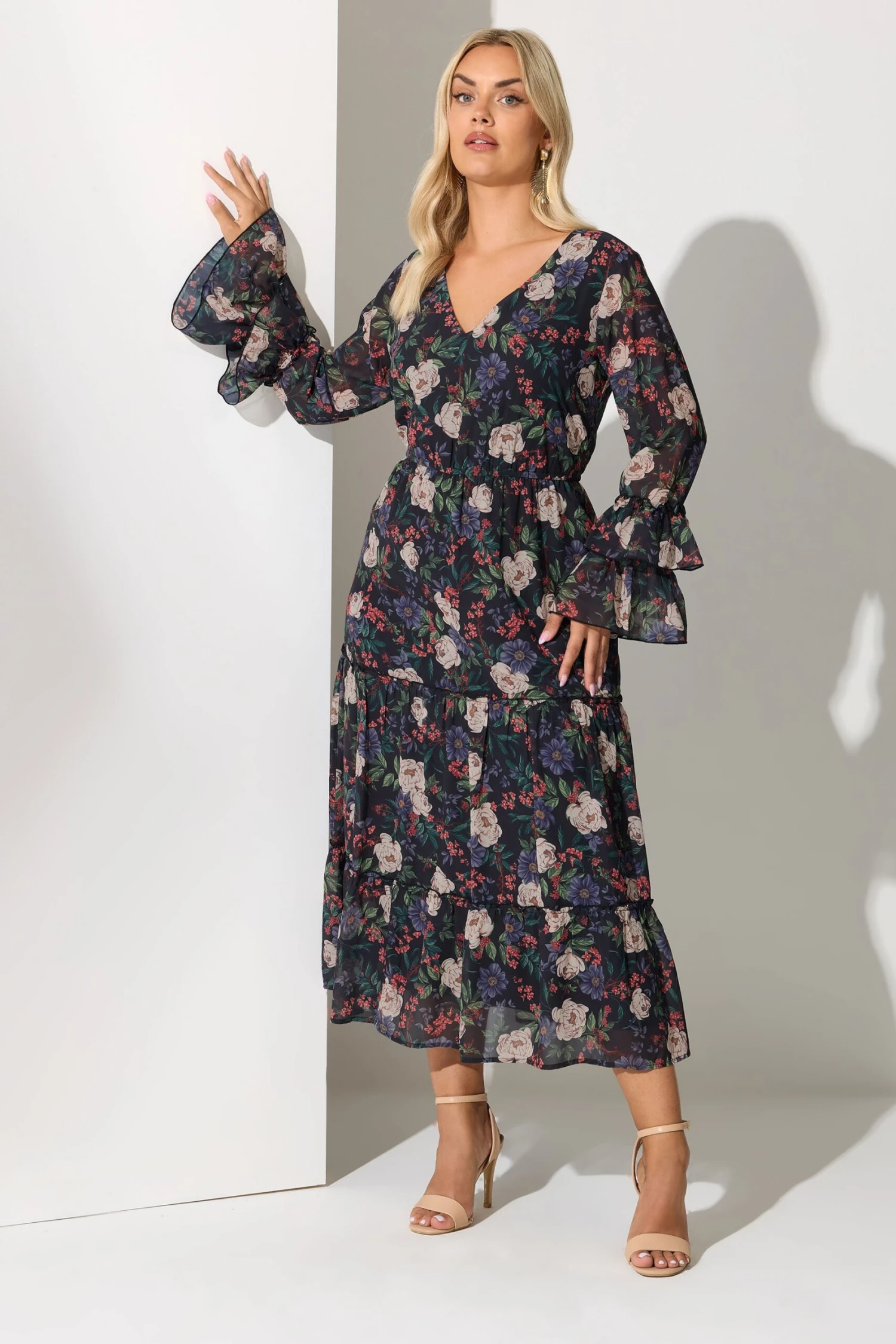 YOURS LONDON Curve Robe Longue Noire à Volants Et Fleurs 3 YOURS LONDON Curve Robe Longue Noire à Volants Et Fleurs