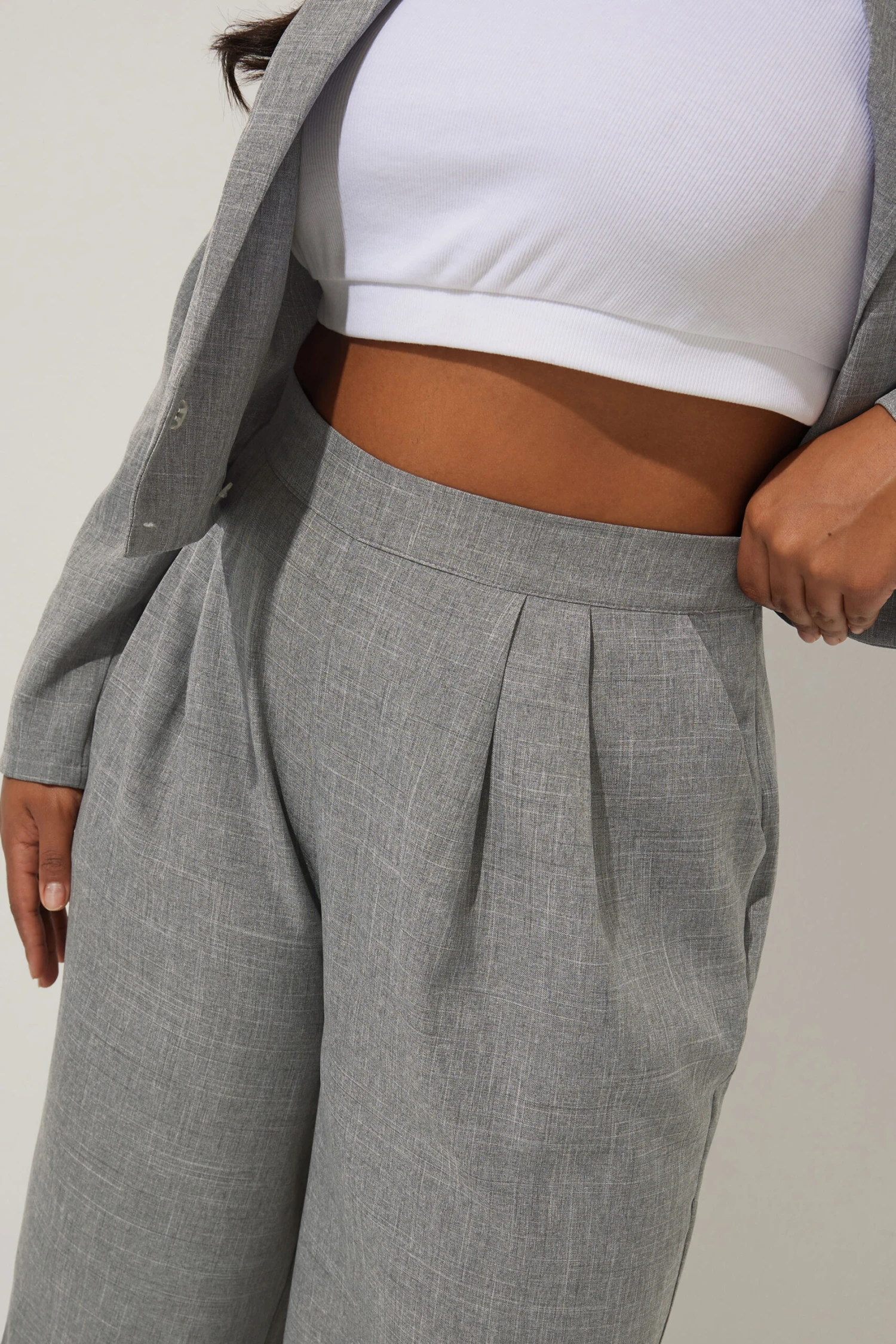 LIMITED COLLECTION - Pantalon Gris Plissé Wide Leg à Poches 6 LIMITED COLLECTION - Pantalon Gris Plissé Wide Leg à Poches – Image 4