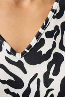 M&Co Ivory White Animal Print Long Sleeve V-Neck Top 12 M&Co Ivory White Animal Print Long Sleeve V-Neck Top -Evans Boutique e931fb85 3431 4b 502035 D