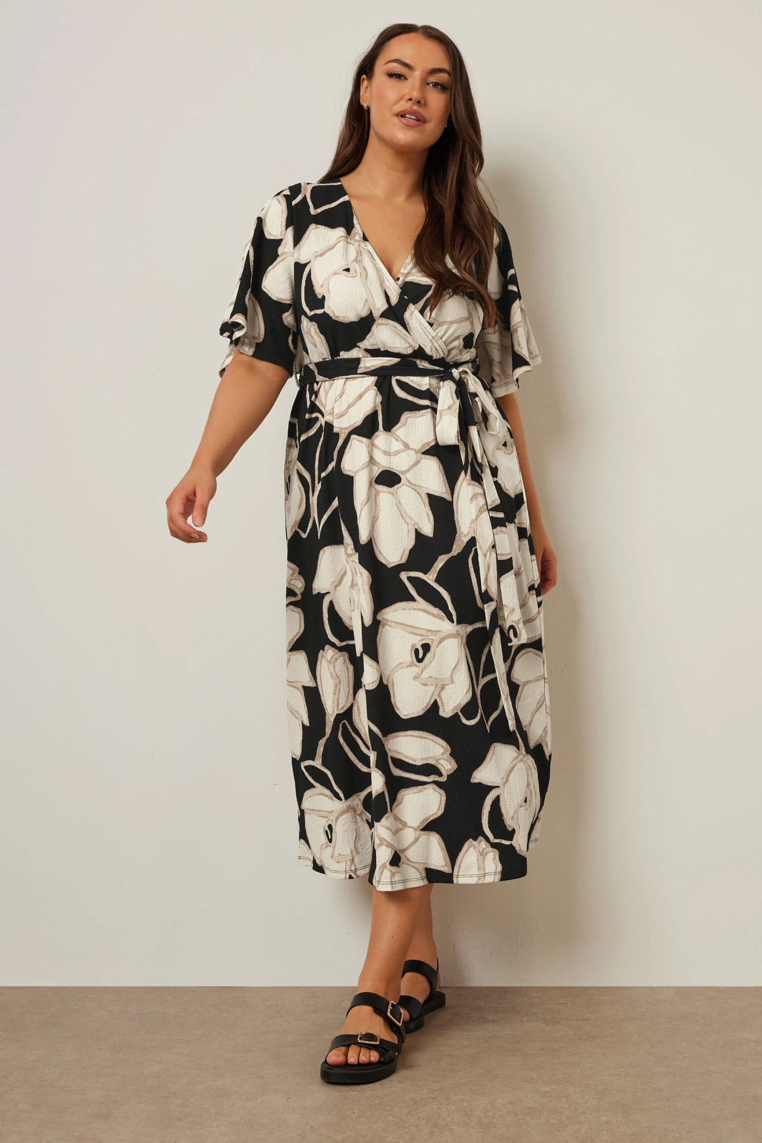 YOURS Curve Robe Mi-longue Texturée Noire à Motif Floral 4 YOURS Curve Robe Mi-longue Texturée Noire à Motif Floral – Image 2