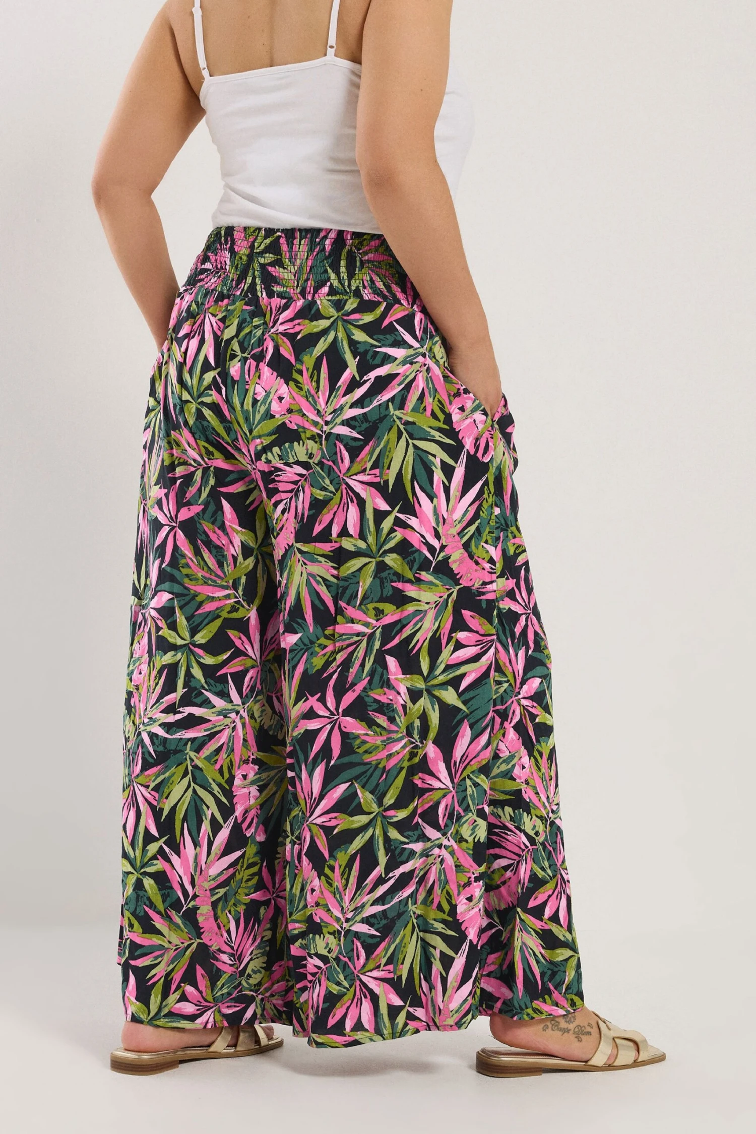 YOURS - Pantalon Plissé Wide Leg Noir & Rose Tropical 5 YOURS - Pantalon Plissé Wide Leg Noir & Rose Tropical – Image 3