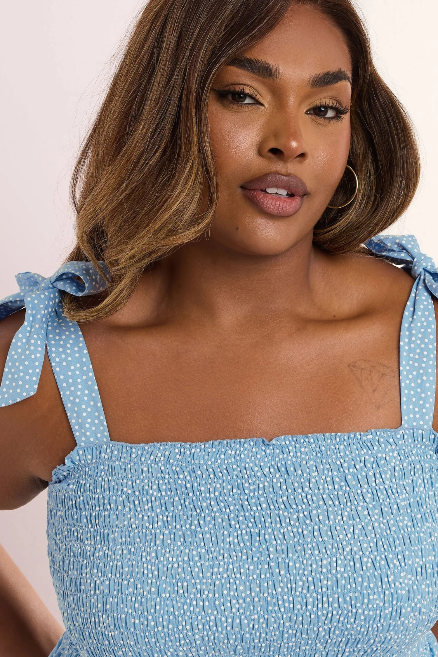 YOURS - Top Bleu Ciel à Pois Coupe Smocké Plissé 7 YOURS - Top Bleu Ciel à Pois Coupe Smocké Plissé – Image 5