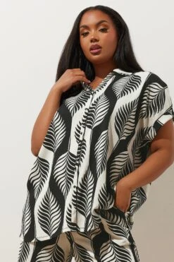 YOURS - Chemisier Noir & Blanc Texturé Feuilles Manches Courtes 12 YOURS - Chemisier Noir & Blanc Texturé Feuilles Manches Courtes -Evans Boutique ead263ea a2b0 43 322494 D