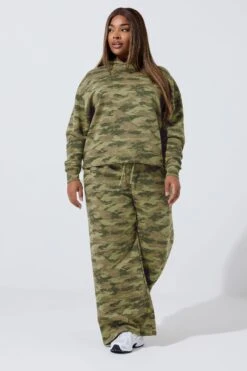 LIMITED COLLECTION Curve Pantalon De Jogging à Jambe Large Kaki Vert Camouflage -Evans Boutique eb124455 f12d 4b 216790 B