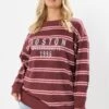 YOURS Curve Sweat-shirt Rouge à Rayures Avec Slogan « Boston »