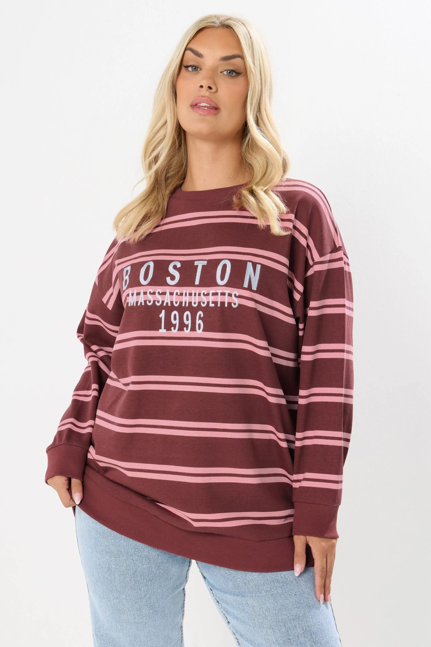 YOURS Curve Sweat-shirt Rouge à Rayures Avec Slogan « Boston » 3 YOURS Curve Sweat-shirt Rouge à Rayures Avec Slogan « Boston »