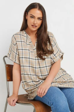 YOURS - Chemisier Beige à Carreaux Manches Courtes 9 YOURS - Chemisier Beige à Carreaux Manches Courtes -Evans Boutique eda41d62 2fc4 48 175060 A