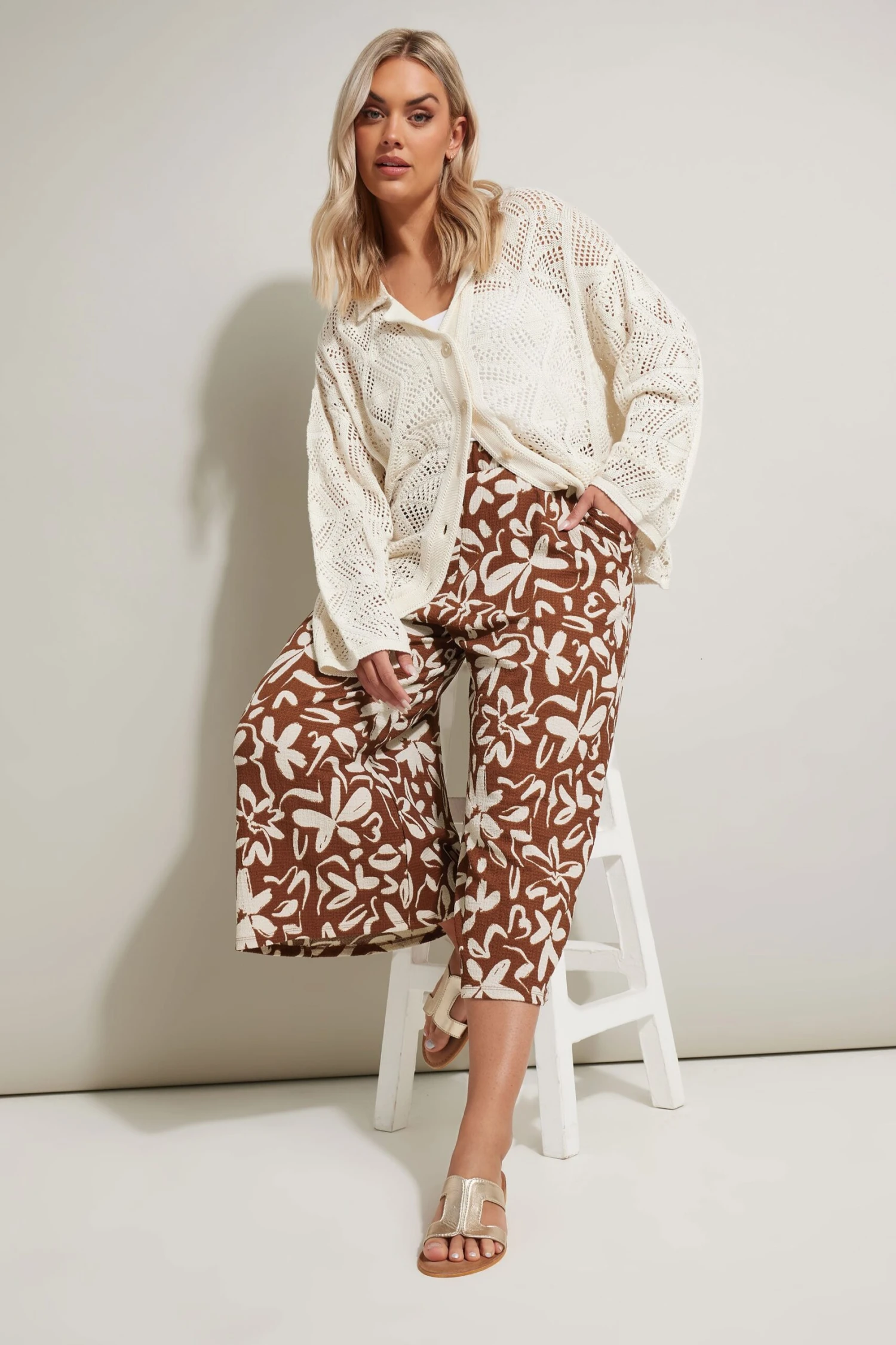 YOURS - Pantalon Jupe-Culotte Texturé Marron Floral 4 YOURS - Pantalon Jupe-Culotte Texturé Marron Floral – Image 2
