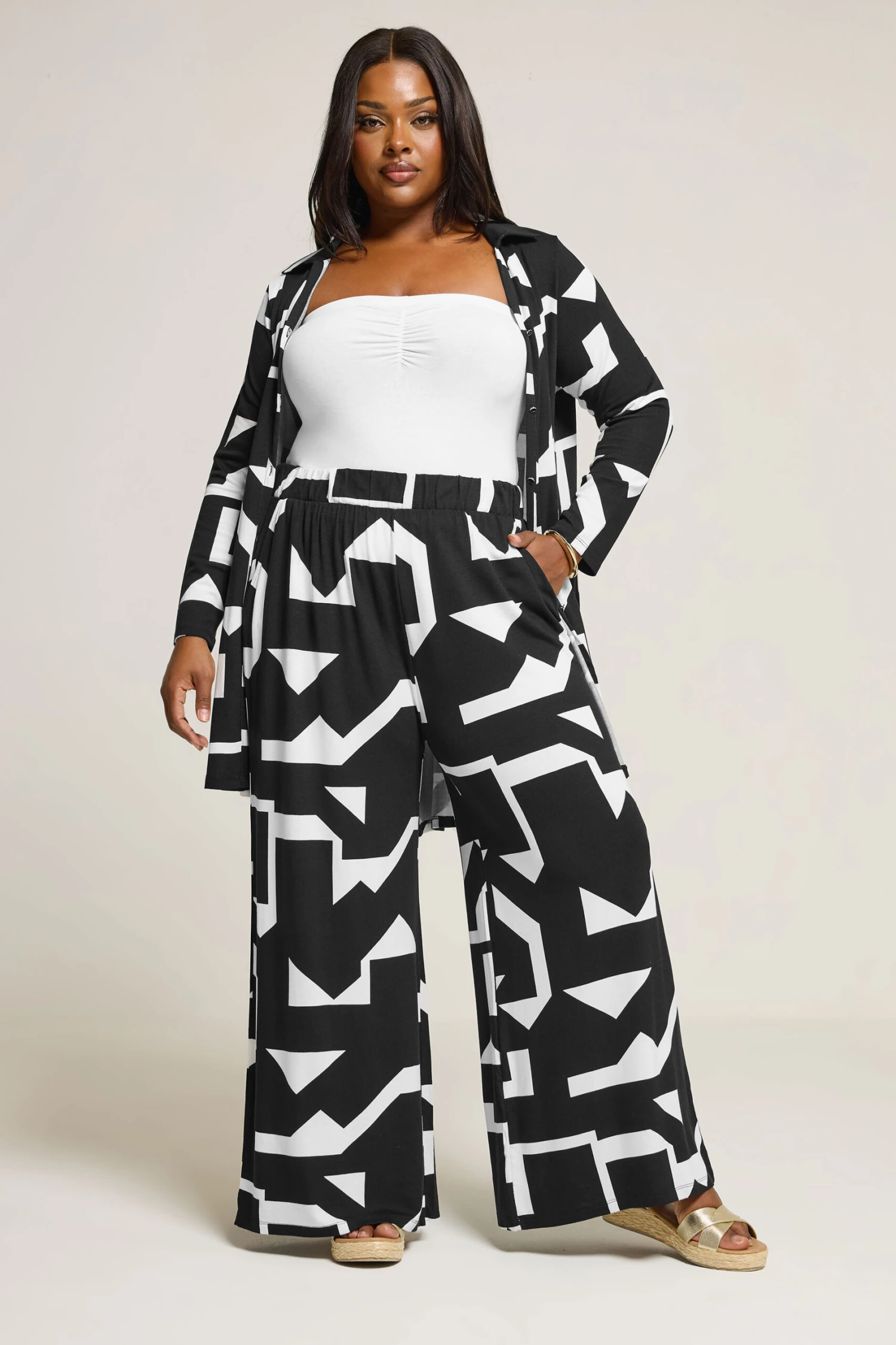 YOURS Curve Pantalon Large Abstrait Noir Et Blanc 4 YOURS Curve Pantalon Large Abstrait Noir Et Blanc – Image 2