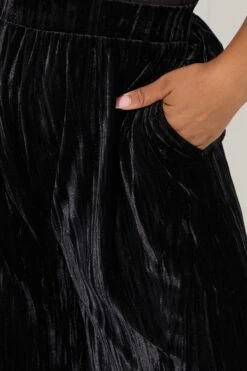 YOURS Curve Pantalon Large En Velours écrasé Noir 12 YOURS Curve Pantalon Large En Velours écrasé Noir -Evans Boutique f072380a 8689 46 310200 D